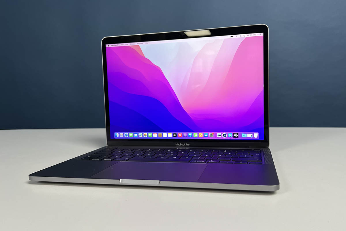 MacBook Pro aufgeklappt frontal leicht schrägt