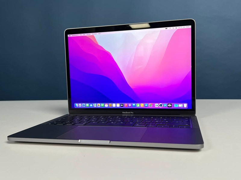 MacBook Pro aufgeklappt frontal leicht schrägt