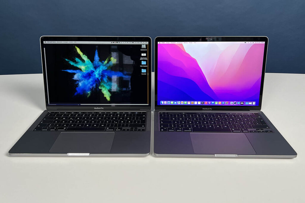 Zwei MacBook Pro mit identischem Gehäuse aufgeklappt frontal
