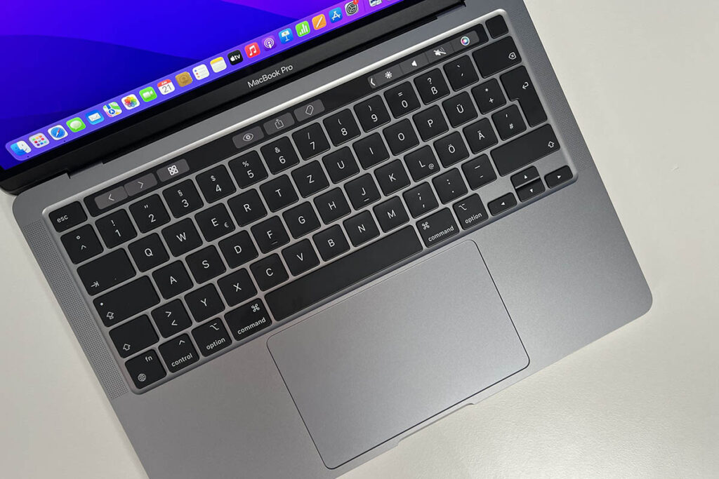 Apple MacBook Pro Tastatur und Mausfeld und Touch Bar über Tastatur