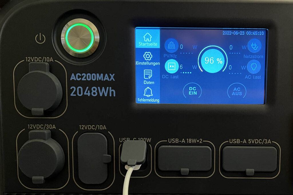 Bluetti AC200Max Bildschirm mit Daten über Stromausgang