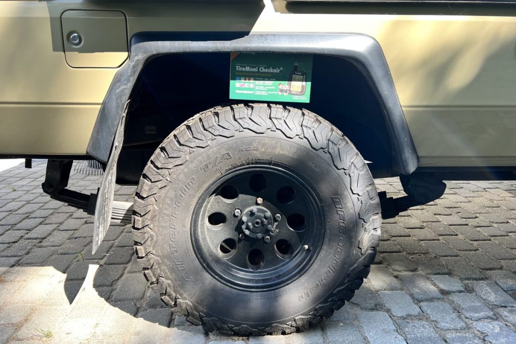 Großer Offroad-Reifen mit TireMoni TM-210 