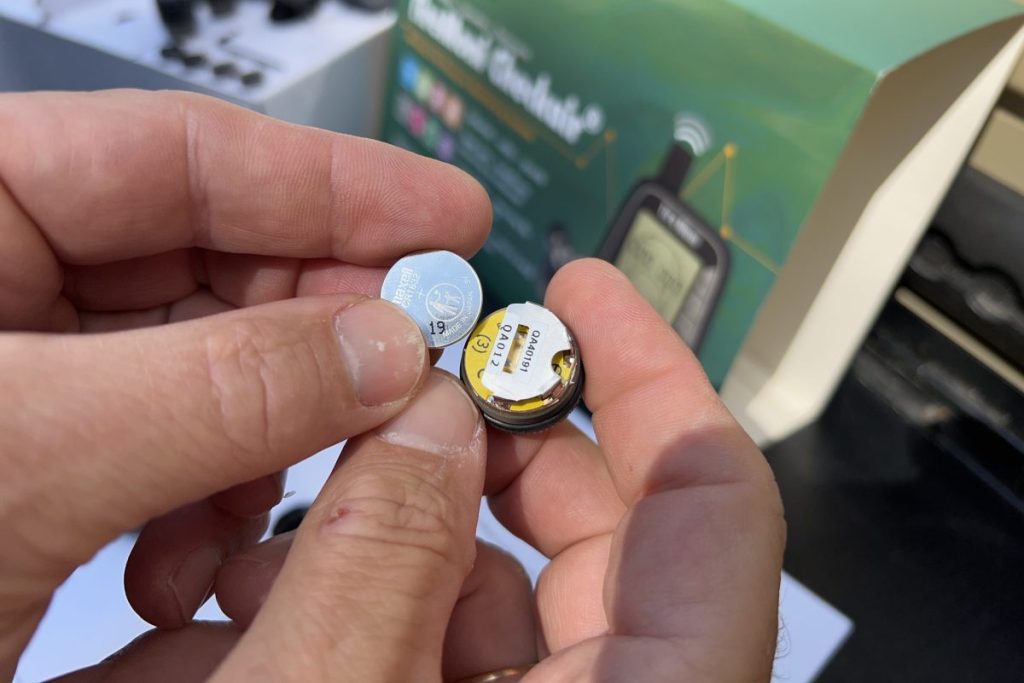 Batterien werden in die Sensoren eingesetzt