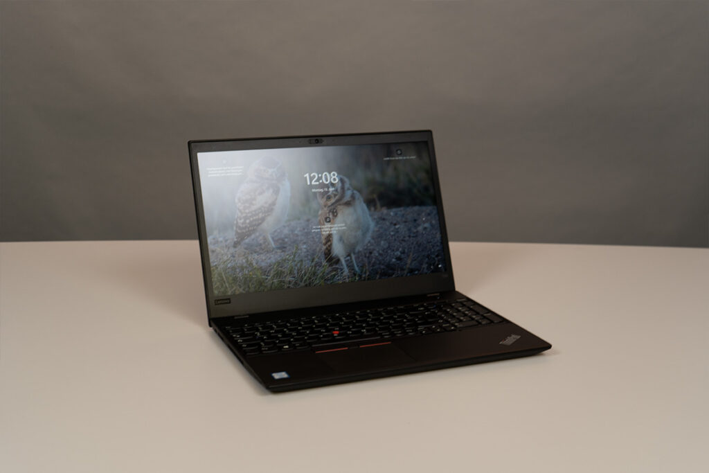 Das Lenovo ThinkPad T580 auf einem Tisch.