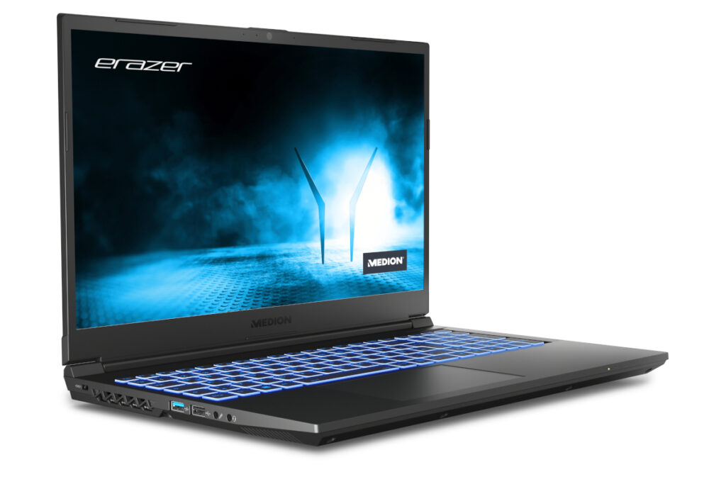 Aldi-Gaming-Notebook Medion Erazer aufgeklappt schräg von vorne mit dunkelblauem Bildschirmbild auf weißem Hintergrund