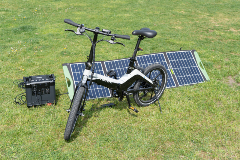 Ein E-Bike welches über eine Power Station aufgeladen wird.