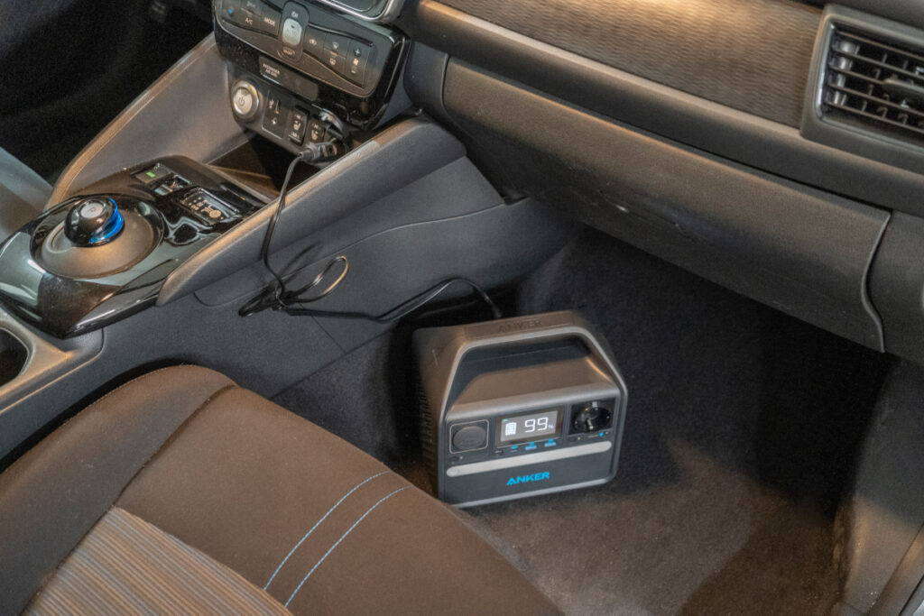 Eine Power Station die im Auto geladen wird.