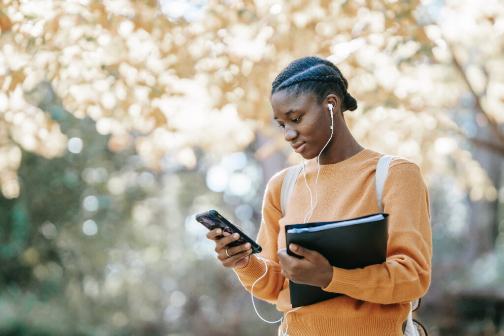 Frau tippt an Smartphone mit mobilen Daten herum.