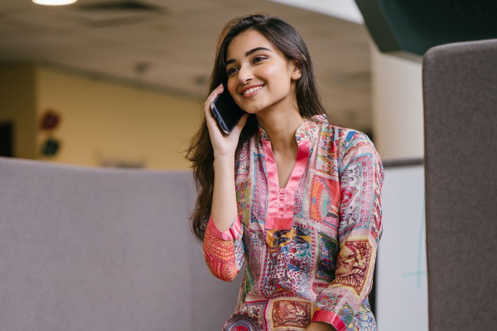 Frau telefoniert mit mobilem Datentarif.