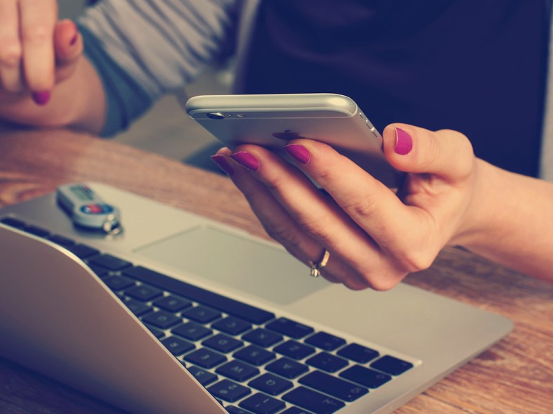 Frau hält ein Smartphone in der Hand