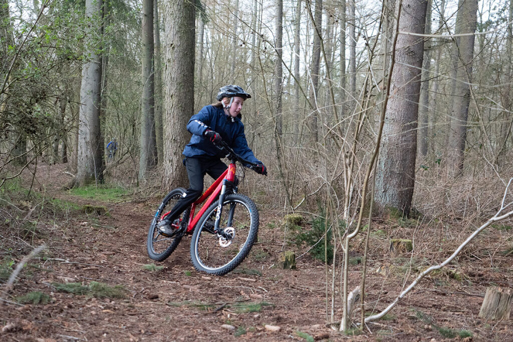 E-Mountainbike für Jugendliche bei Fahrt durch einen Wald