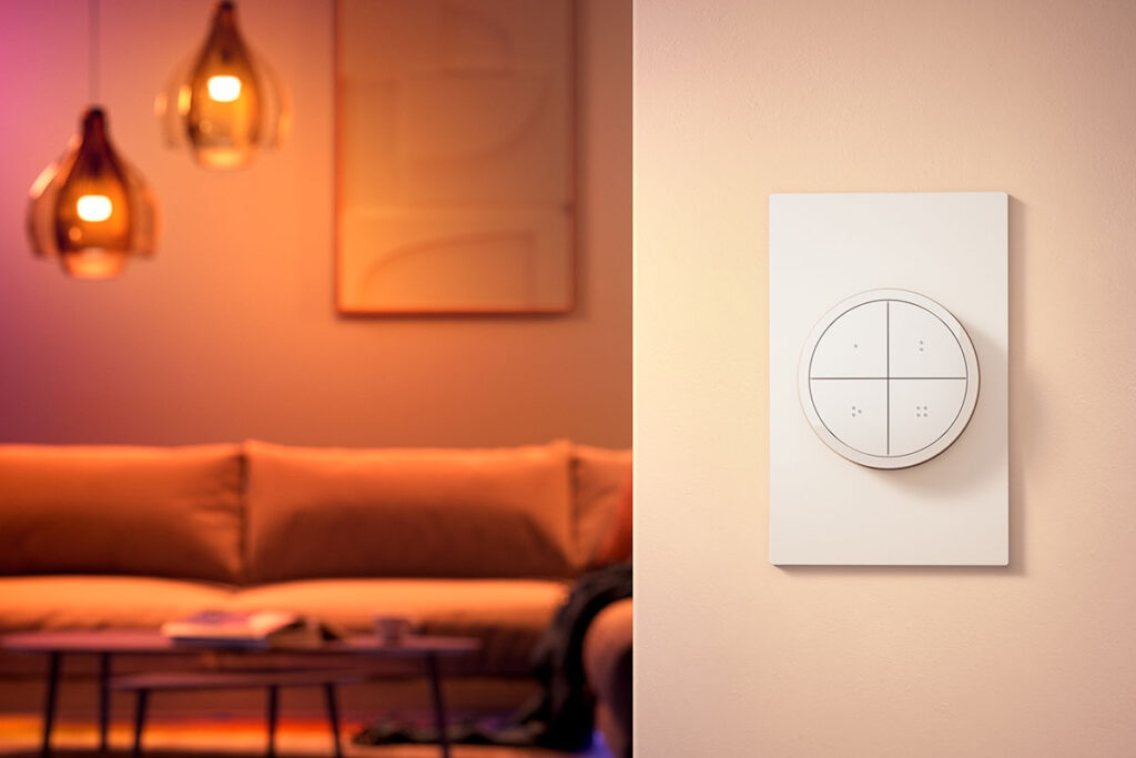 Smarter Lichtschalter von Philips Hue an Wand vor Wohnzimmer