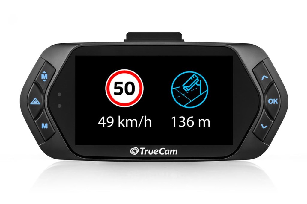 Schwarze Dashcam vor weißem Hintergrund mit Geschwindigkeitsanzeige 50