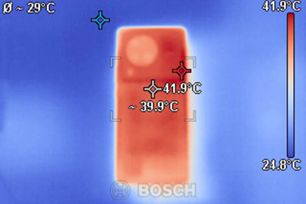Wärmebildaufnahme vom Vivo X80 Pro mit orangen Temperaturbereichen