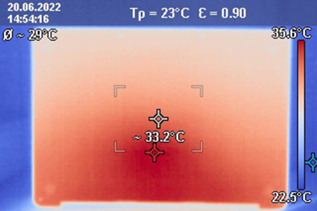Wärmebildaufnahme MacBook Pro Unterseite , warme Bereiche mittig sind orange bis rot
