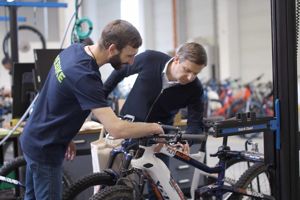 Zwei Männer prüfen Fahrrad