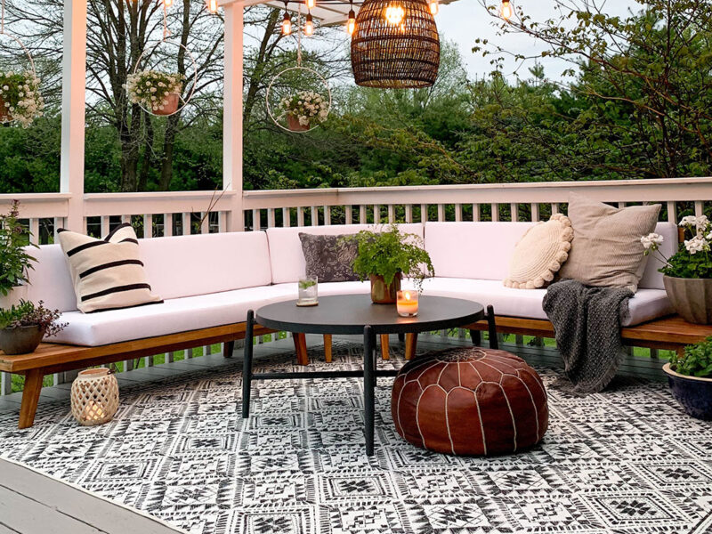 Ein Terrassenbereich mit einem Ruggable Teppich in persischem Muster.