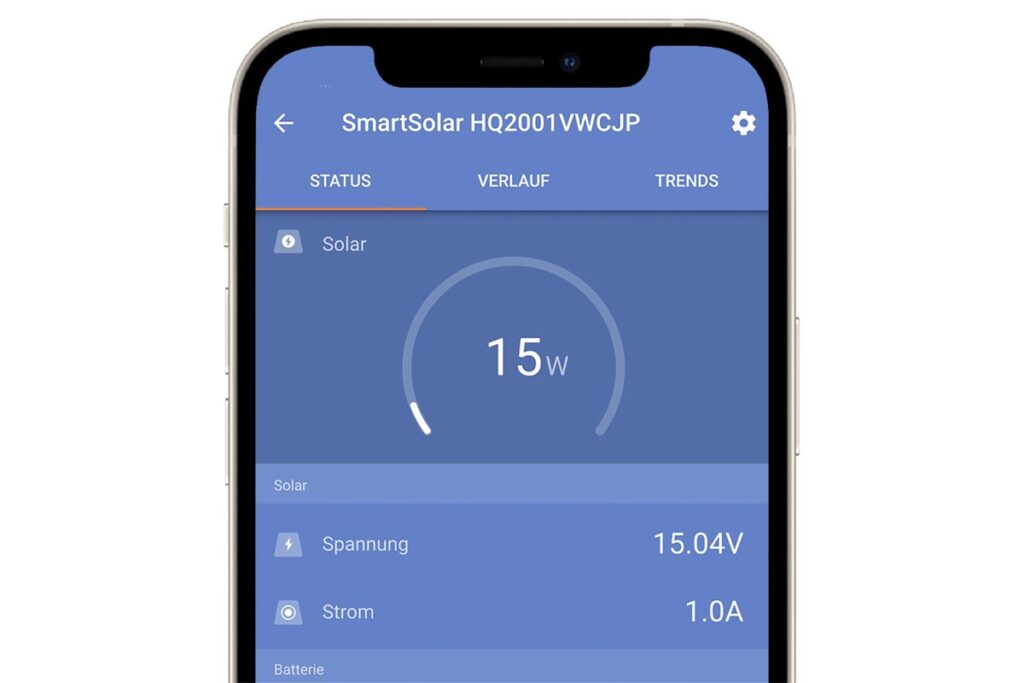 Ein Smartphone auf dem eine App geöffnet ist, auf der sich die Solarinstallation überwachen lässt.