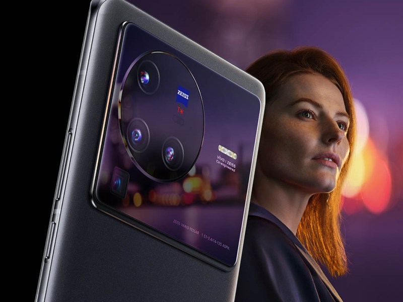 Vivo X80 Pro Rückseite nebst Frau