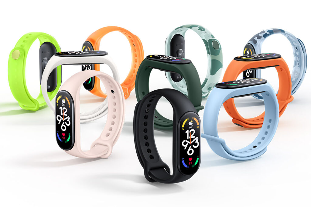 Man sieht verschiedene Farbvarianten des neuen Xiaomi Fitness-Trackers Smart Band 7.