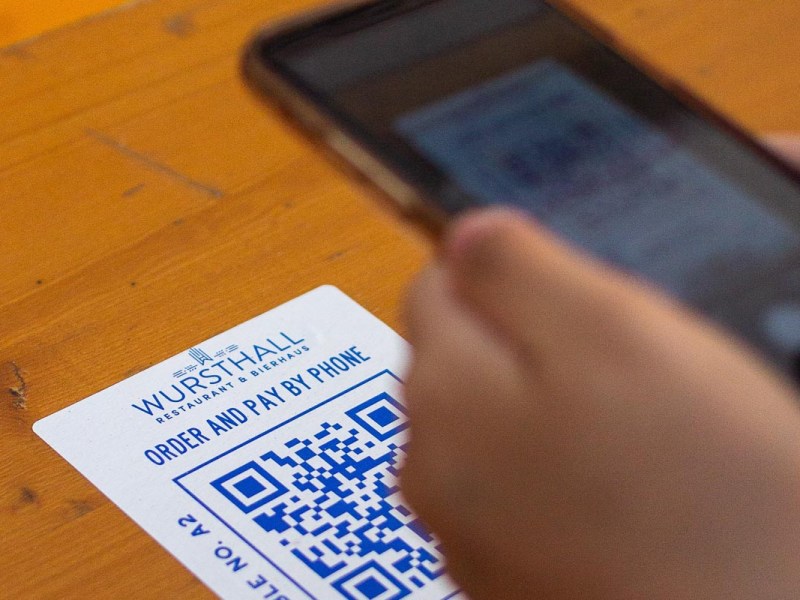 Smartphone scannt QR-Code ein