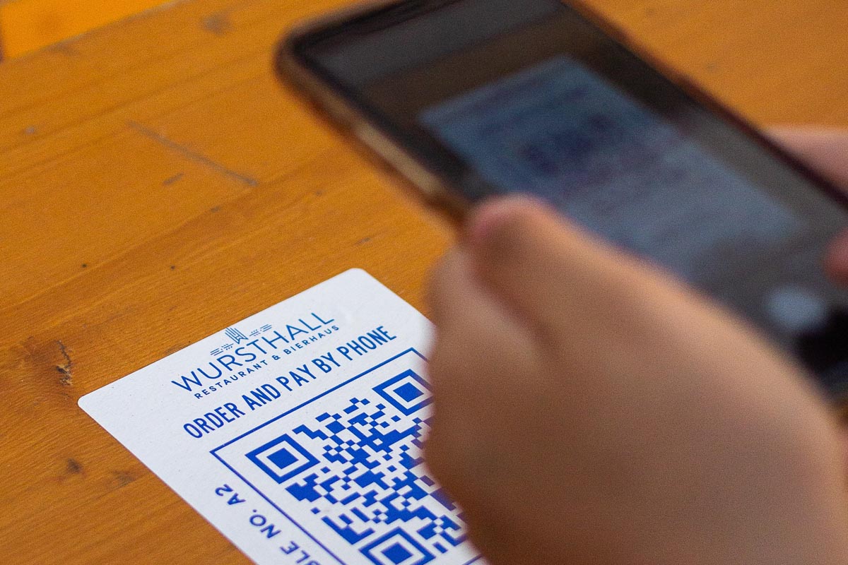 Smartphone scannt QR-Code ein
