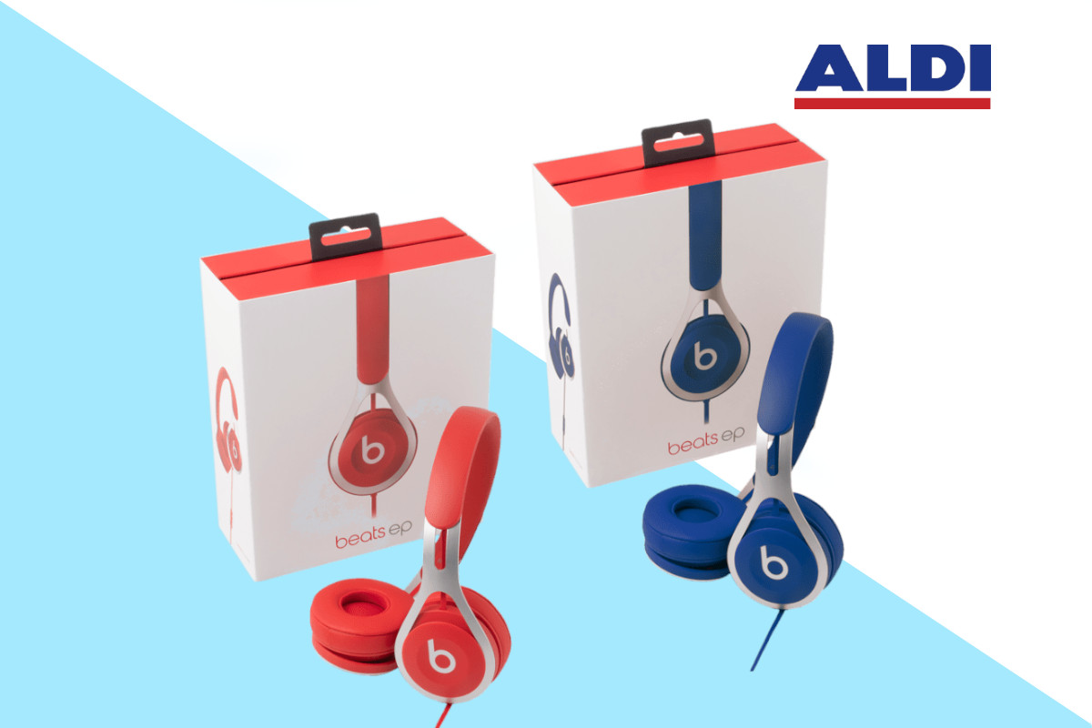 Zwei Beats-Kopfhörer in blau und orange vor ihren Kartons auf blau weißem Hintergrund mit Aldi Logo rechts oben