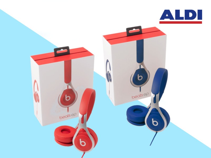 Zwei Beats-Kopfhörer in blau und orange vor ihren Kartons auf blau weißem Hintergrund mit Aldi Logo rechts oben