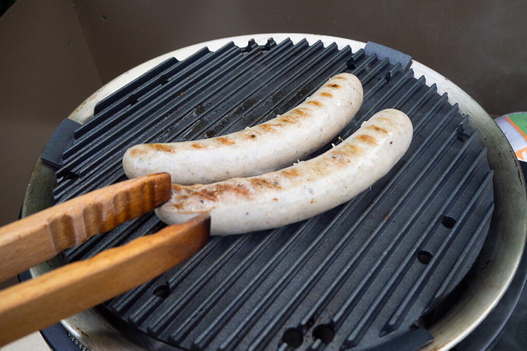 Zwei Würstchen auf Grillrost