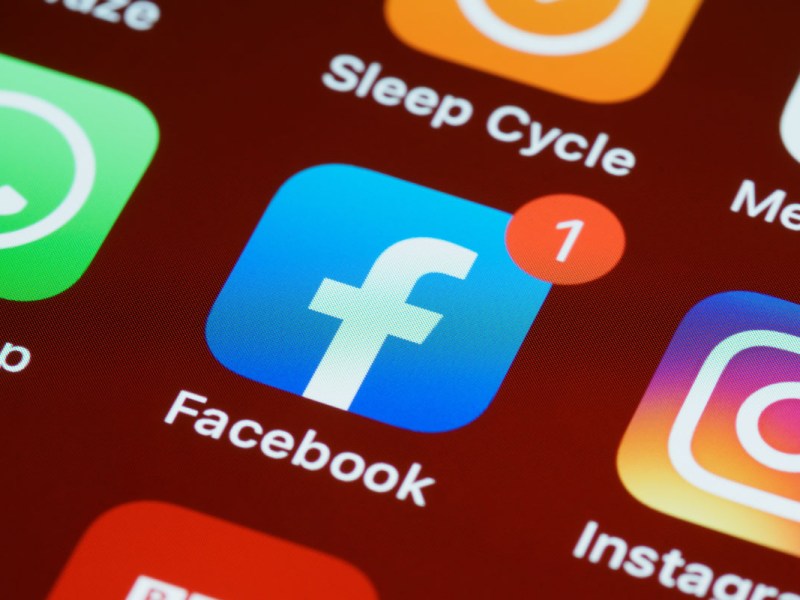 Facebook-Logo auf Bildschirm