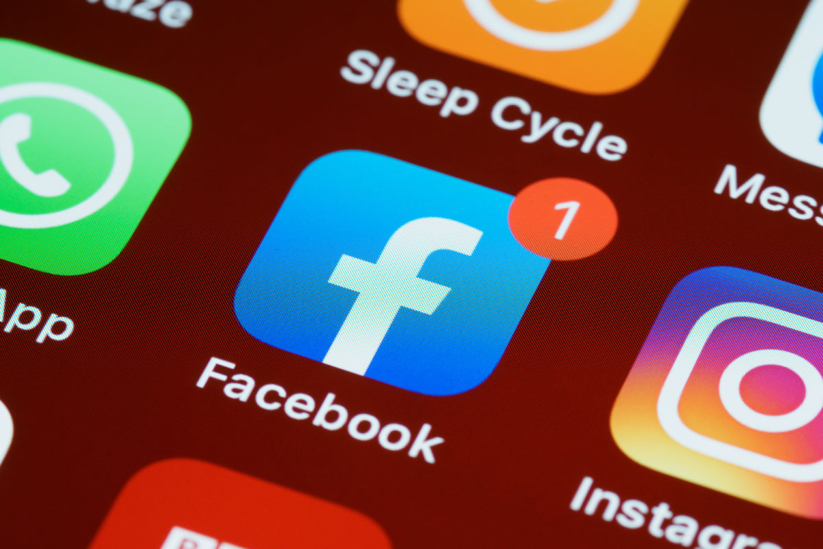 Facebook-Logo auf Bildschirm
