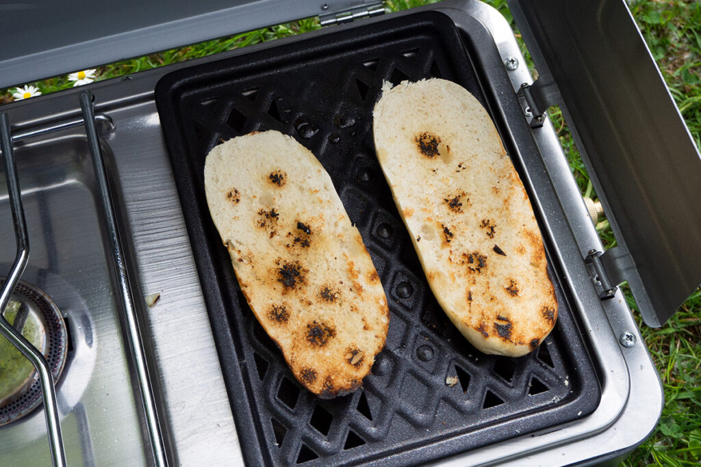 Zwei gebackene Brötchen auf mobilen Gasgrill im Test