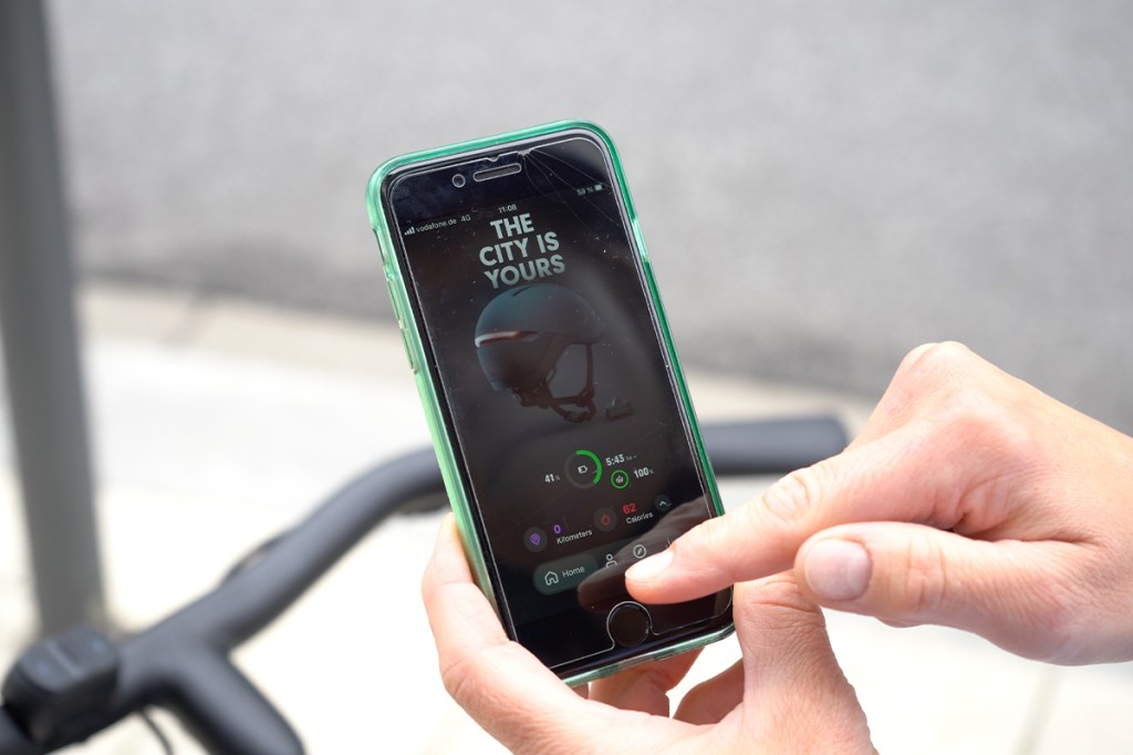 Das Bild zeigt ein Smartphone: Über die App von Unit1 können in Kombination mit dem Fahrradhelm Faro Tourdaten abgelesen werden.