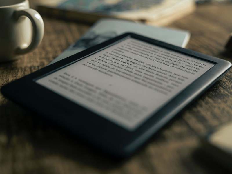 Kindle auf Schreibtisch