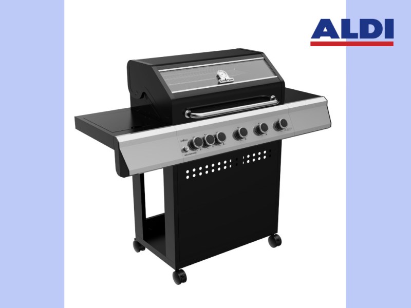 Schwarz silberner Grillfürst-Gasgrill auf weiß hellblauem Hintergrund mit Aldi Logo rechts oben