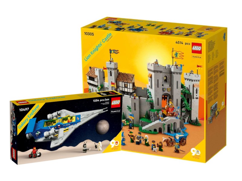 Lego-Retro-Sets nebeneinander, länglicher rechteckiger Karton mit Raumschiff und großer viereckiger Karton mit Ritterburg