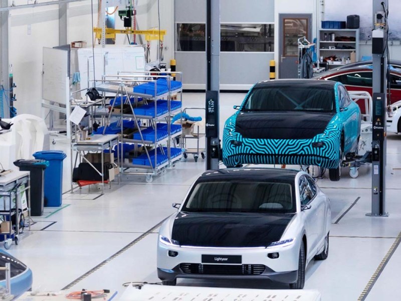 Produktionshalle mit zwei Elektroautos von Lightyear