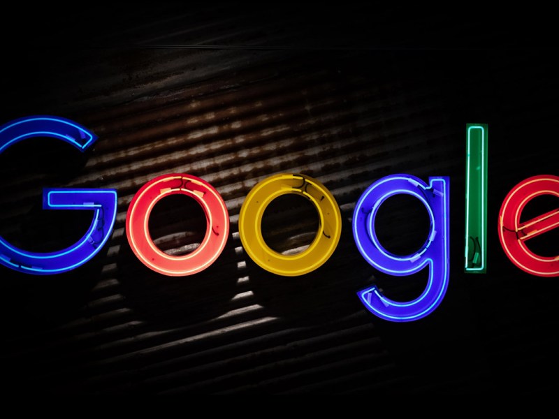 Google-Logo auf schwarzem Grund