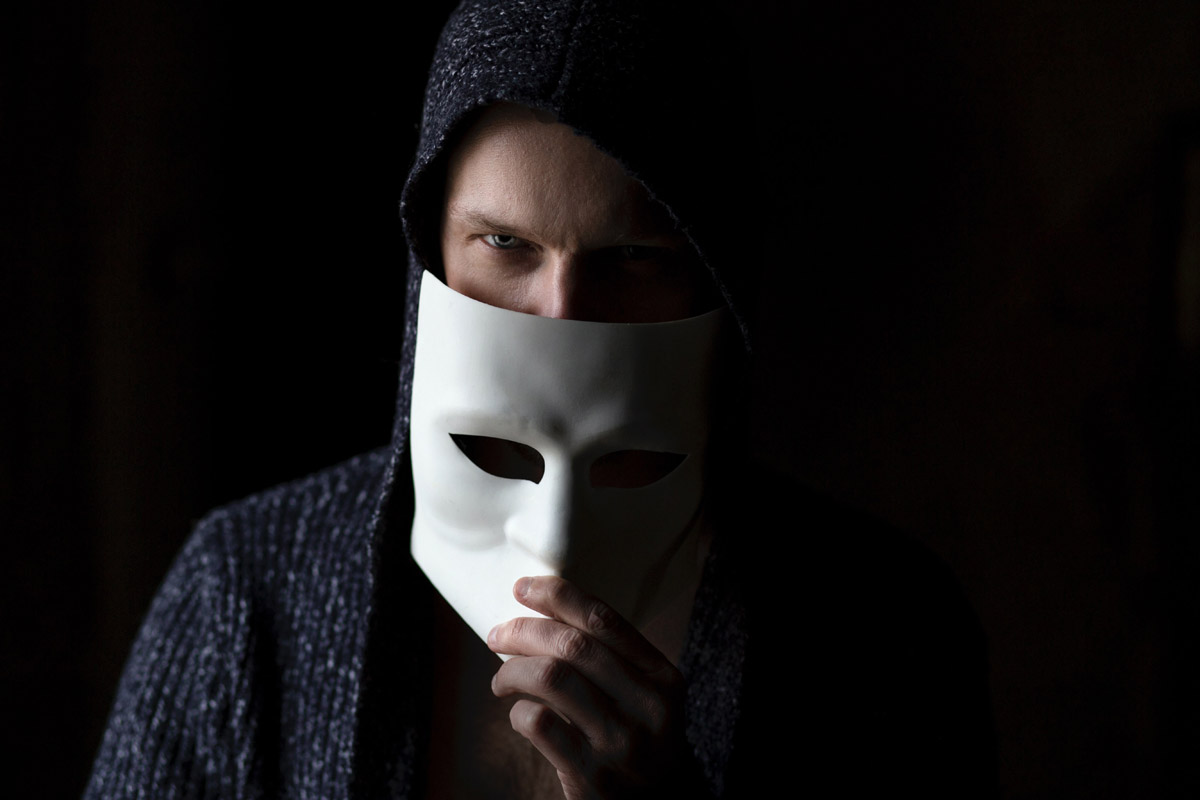 Mann mit Maske