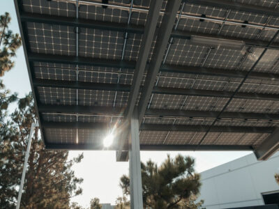 Mit Solarcarport das E-Auto aufladen? Die wichtigsten Fragen geklärt
