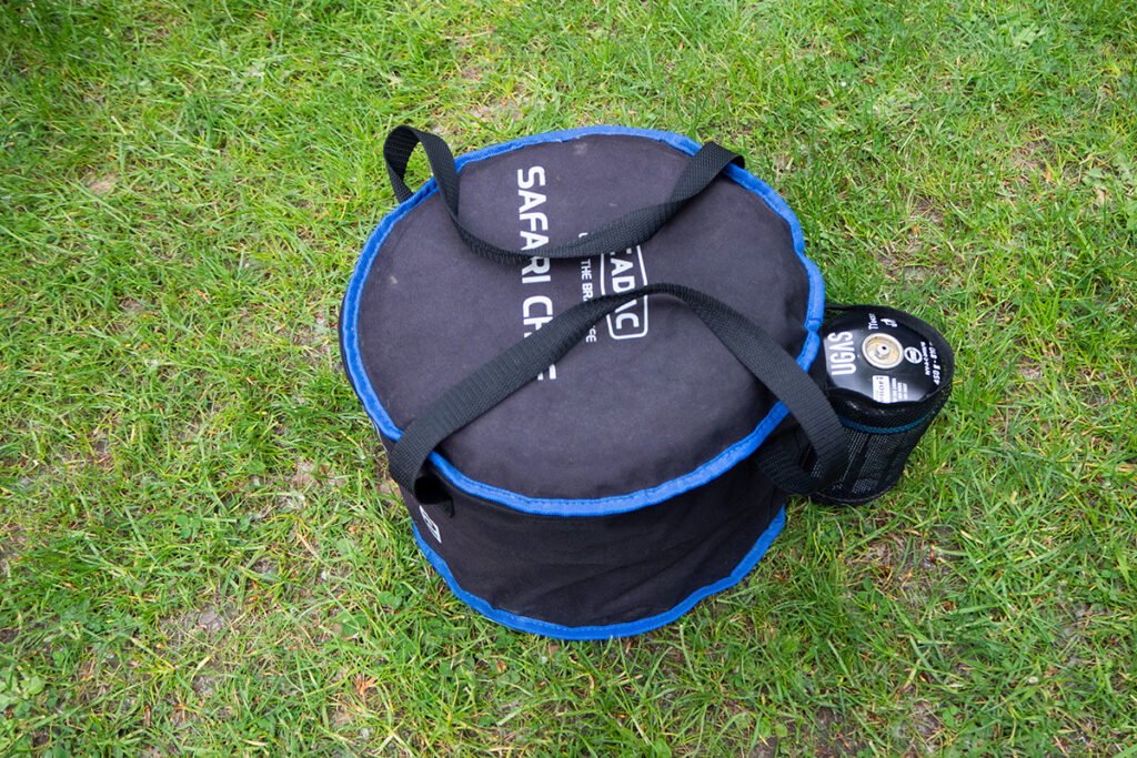 Runde geschlossene schwarze Tasche für mobilen Gasgrill auf Rasen