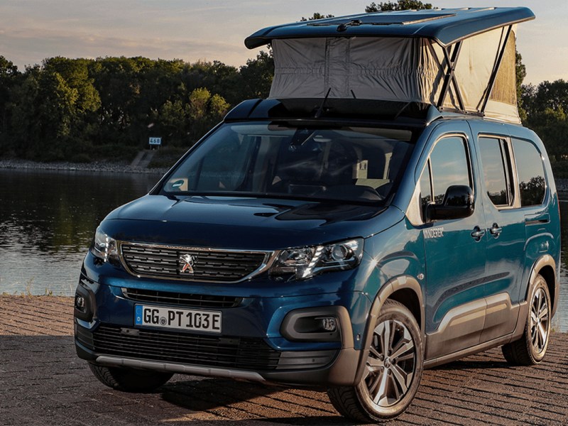 Campervan auf Basis des Elektroautos Peugeot E-Rifter mit Innenausstattung von der Firma Vanderer