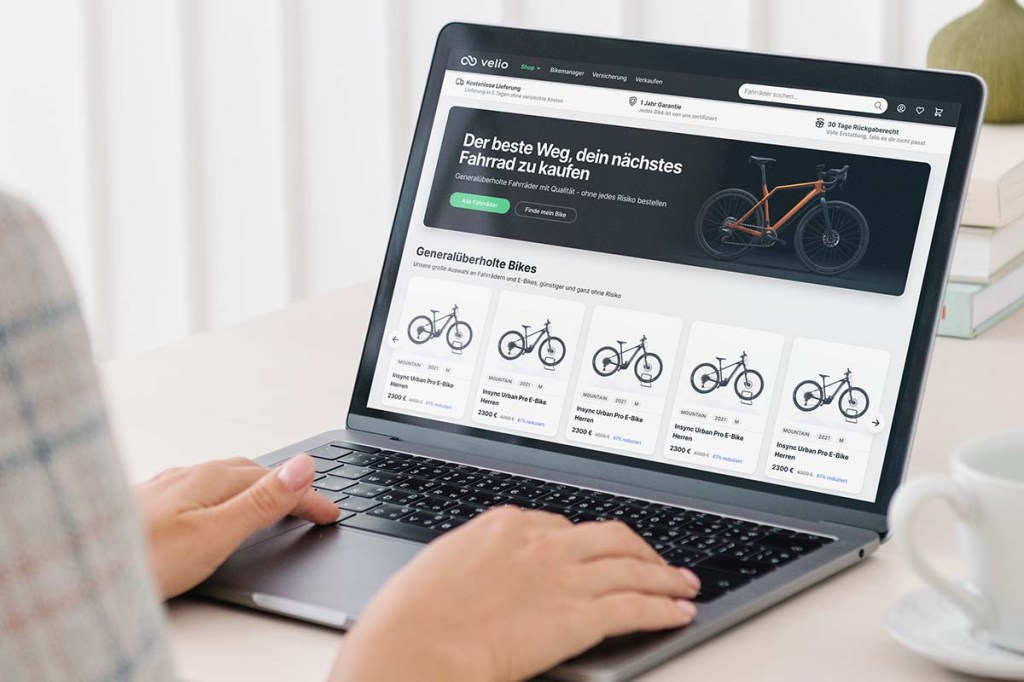 Blick auf eine Laptop mit einer Internetseite, wo man E-Bikes kaufen kann