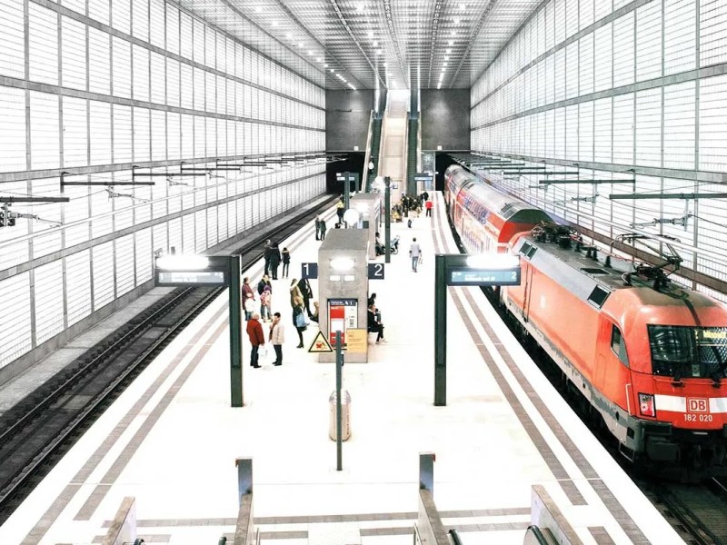 Ein Bahnhof mit einem haltenden Regionalzug.