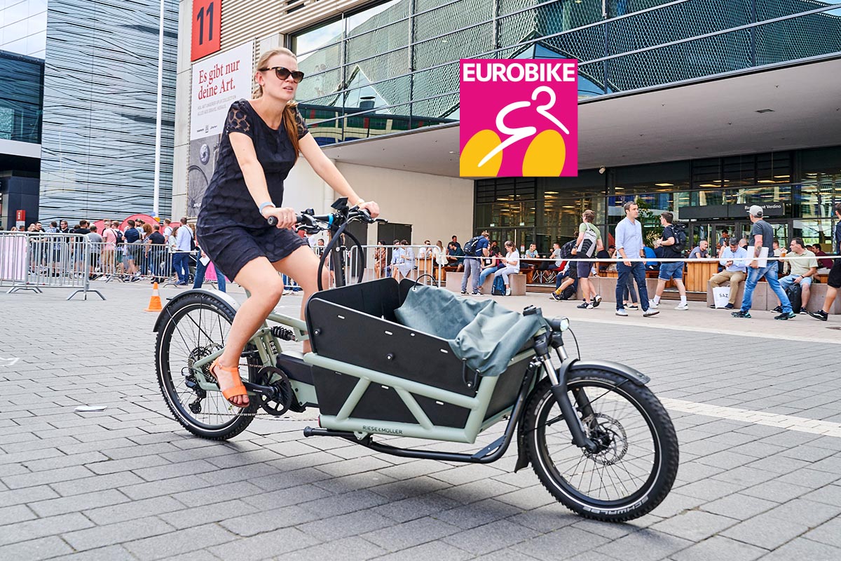 Frau auf einem E-Carbobike