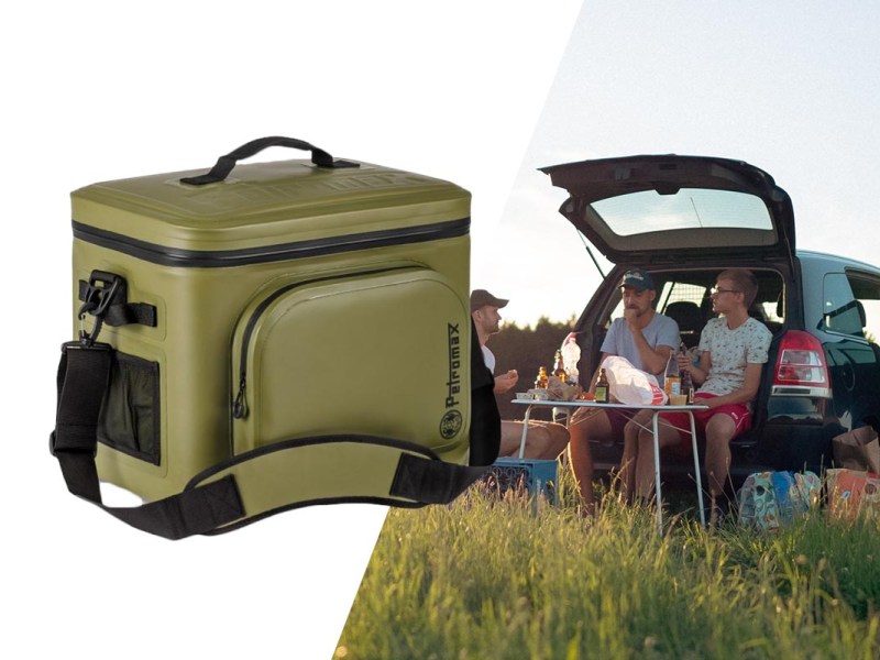 Das Bild ist zweigeteilt. Links ist die olivgrüne Petromax Kühltasche zu sehen, rechts campende Menschen mit dem Auto auf einer Wiese.