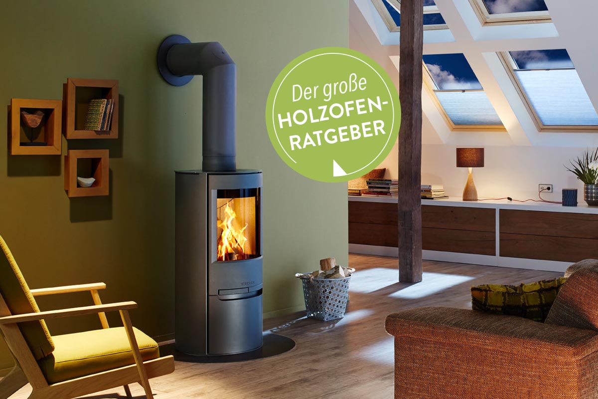 Ein Holzofen mit brennendem Feuer aufgestellt in einer Dachgeschosswohung