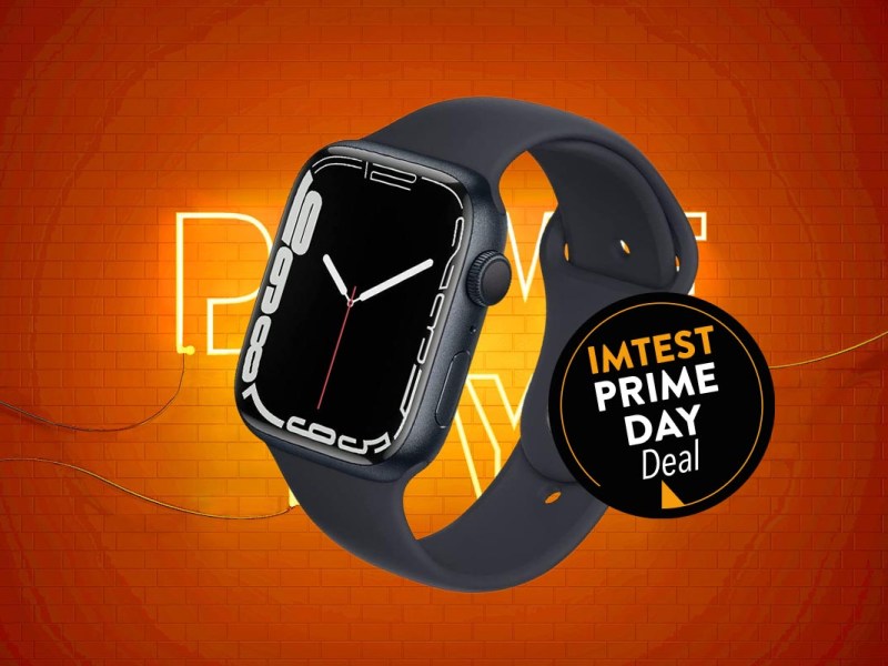 Eine Apple Watch vor orangenem Hintergrund