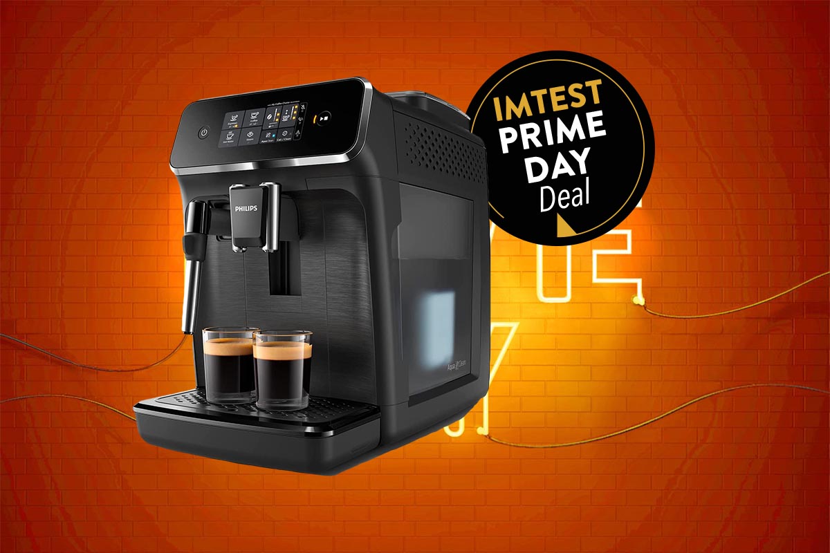 Philips Kaffeevollautomat vor orangenem Hintergrund