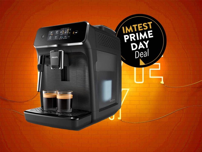 Philips Kaffeevollautomat vor orangenem Hintergrund